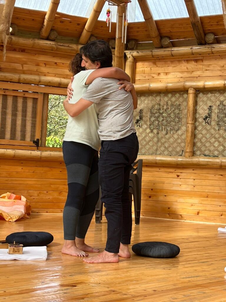 Gabriel Gowezniansky con su libro Ver a Dios